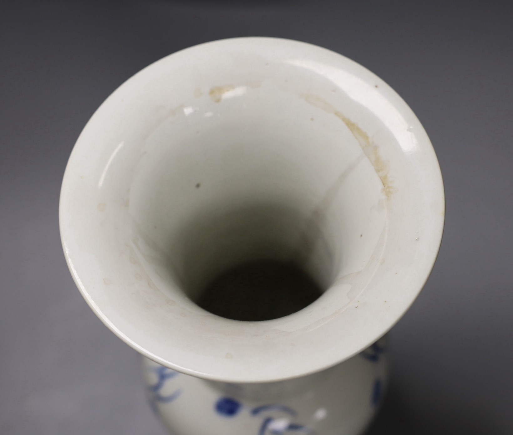 A Chinese blue and white yen yen vase 33cm